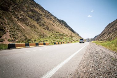 Çöl dağlarında yol güzel bir günbatımına yakın.