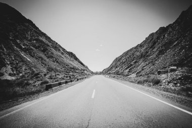 Çöl dağlarında yol güzel bir günbatımına yakın.