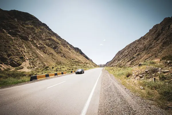 Çöl dağlarında yol güzel bir günbatımına yakın.