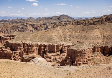 Güzel bir günbatımında, kayalardan ve taşlardan yapılmış kumlu kanyon.