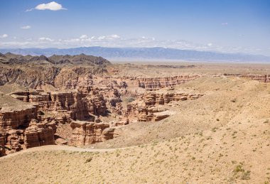 Güzel bir günbatımında, kayalardan ve taşlardan yapılmış kumlu kanyon.