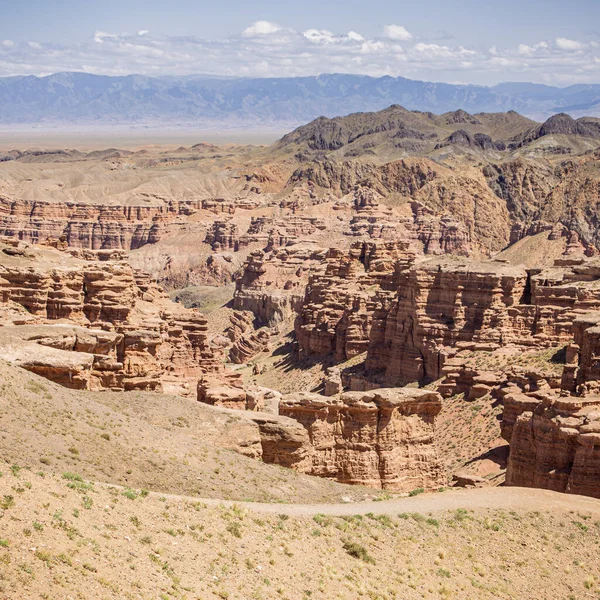 Güzel bir günbatımında, kayalardan ve taşlardan yapılmış kumlu kanyon.