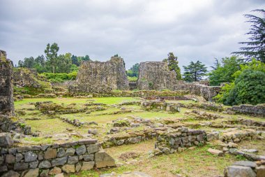 Antik bir savaşta eski bir kale ve kale duvarıyla yıkılmış ve yıkılmış duvarlar.