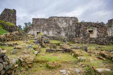 Antik bir savaşta eski bir kale ve kale duvarıyla yıkılmış ve yıkılmış duvarlar.