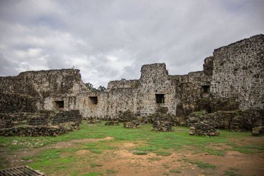 Antik bir savaşta eski bir kale ve kale duvarıyla yıkılmış ve yıkılmış duvarlar.