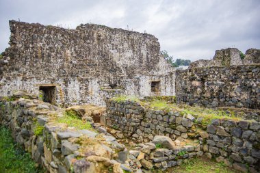 Antik bir savaşta eski bir kale ve kale duvarıyla yıkılmış ve yıkılmış duvarlar.