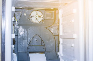 Resmi bir teşhis merkezinde temizlik ve onarım sırasında ev buzdolabının iç kısımlarının kapatılması