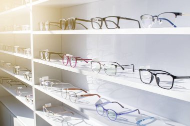 Katılımcı raflar moda gözlük optik dükkanında bir duvara gösterilen oluşan gözlük 