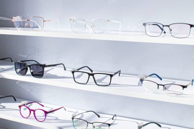 Katılımcı raflar moda gözlük optik dükkanında bir duvara gösterilen oluşan gözlük 
