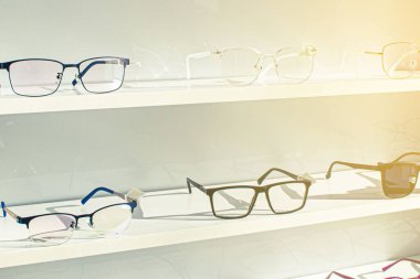 Katılımcı raflar moda gözlük optik dükkanında bir duvara gösterilen oluşan gözlük 