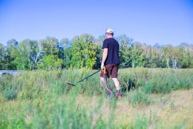 Sahada hazine avcısı eski para ve tarihi eserleri arıyor.