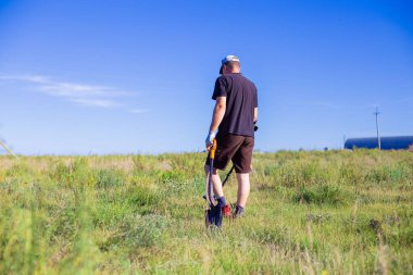 Sahada hazine avcısı eski para ve tarihi eserleri arıyor.