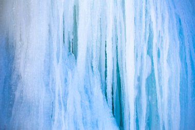 Dağlardaki buz sarkıtları günbatımının arka planına yakın dokusu
