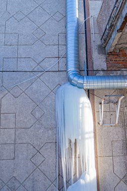 Havalandırma sisteminde yoğunlaşma sorunu, yalıtımsız, çiy sıcaklığında, hava kanalında buz ve su oluşumu