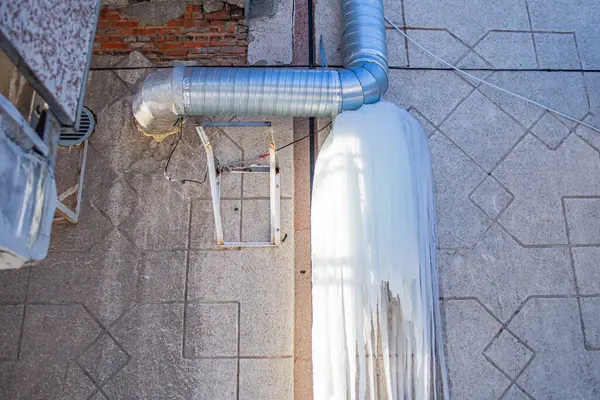 Havalandırma sisteminde yoğunlaşma sorunu, yalıtımsız, çiy sıcaklığında, hava kanalında buz ve su oluşumu