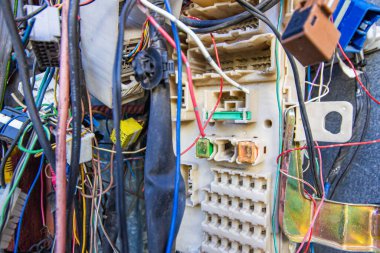 Daha fazla tamir için motordan bir sürü eski kablo sökülmüş.