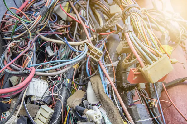 Daha fazla tamir için motordan bir sürü eski kablo sökülmüş.