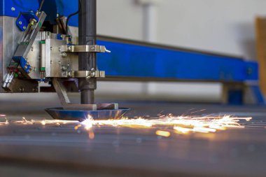 Bir CNC makinesinde, ülkenin merkezindeki büyük bir makine-alet fabrikasında yakın çekim lazer kesimi.