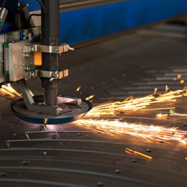 Bir CNC makinesinde, ülkenin merkezindeki büyük bir makine-alet fabrikasında yakın çekim lazer kesimi.
