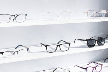 Katılımcı raflar moda gözlük optik dükkanında bir duvara gösterilen oluşan gözlük 