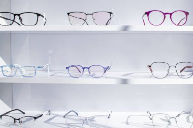 Katılımcı raflar moda gözlük optik dükkanında bir duvara gösterilen oluşan gözlük 