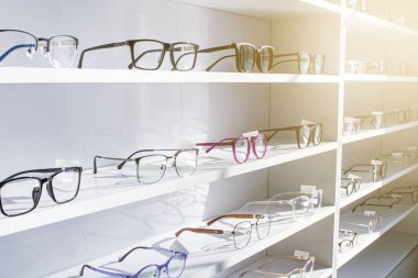 Katılımcı raflar moda gözlük optik dükkanında bir duvara gösterilen oluşan gözlük 