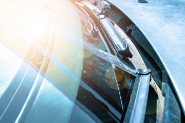 Araba, sezon yağmur içinde cam silecekleri