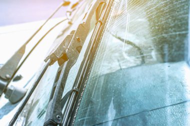 Araba, sezon yağmur içinde cam silecekleri
