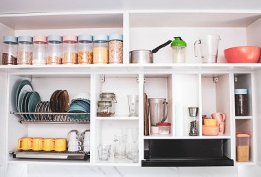 Mutfaktaki dolapların içindekiler, dairenin sahibinin yeni mutfağında MDF ön cepheleri olmadan mükemmel durumda.