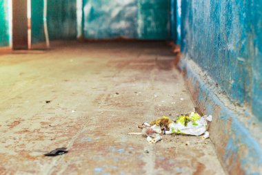 bir sürü çöp Hostel koridorda katta. ön ve arka plan bokeh etkisi ile bulanık