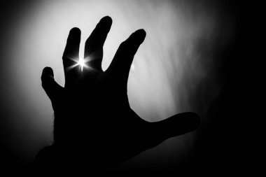 duman güneşin sert ışıkta bir yangında bulanık el