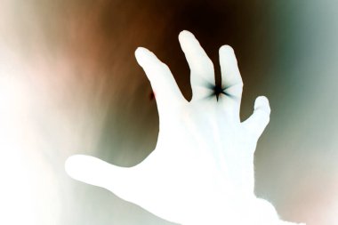 duman güneşin sert ışıkta bir yangında bulanık el