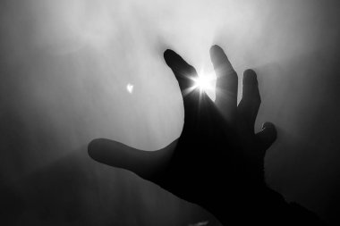 duman güneşin sert ışıkta bir yangında bulanık el