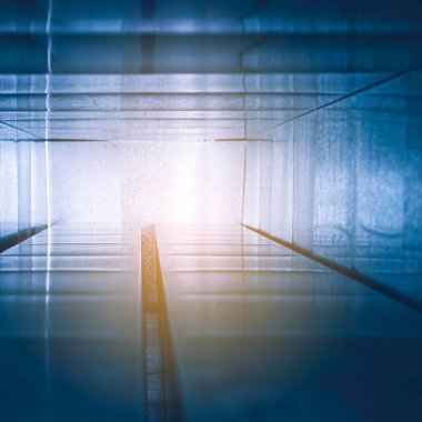 Kanalın içinde görünüm, geniş kare bölüm, bulanık önplan ve arkaplan Bokeh etkisi ile