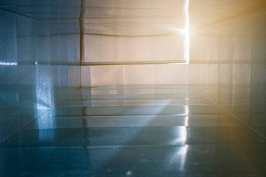 Kanalın içinde görünüm, geniş kare bölüm, bulanık önplan ve arkaplan Bokeh etkisi ile