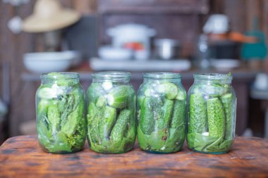 Büyükanne, bahçesinde salatalık yetiştiriyor. Doğal bir ürün. Kışın yiyecekleri koruyor..