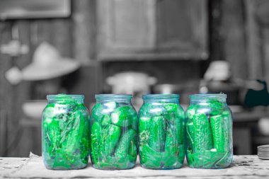 Büyükanne, bahçesinde salatalık yetiştiriyor. Doğal bir ürün. Kışın yiyecekleri koruyor..