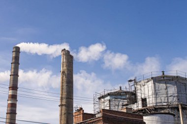 Füze ve insansız hava araçlarının hava saldırısından sonra bir enerji santrali ve petrol rafinerisinin ısısı üzerine çökmüş beton baca.