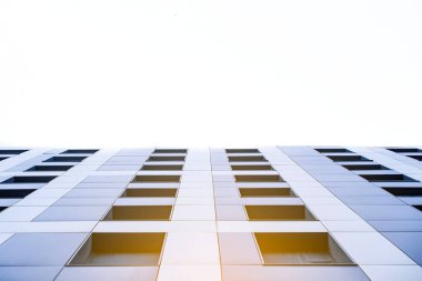 Asya İş Konsepti gayrimenkul ve şirket inşaatı - finans bölgesinin görünümüne bakıldığında, Tokyo, Japonya 'daki gökdelenlerin siluetleri mavi gökyüzünü yansıtıyor 