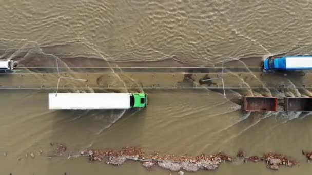 Automóviles Camiones Que Conducen Largo Una Carretera Inundada Durante Inundaciones — Vídeos de Stock