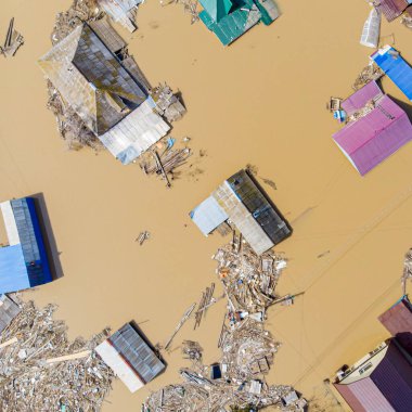 İlkbaharda, büyük bir şehrin banliyölerinde, özel sektör ve ev arazilerinin sel baskınıyla sel baskınına uğruyor.