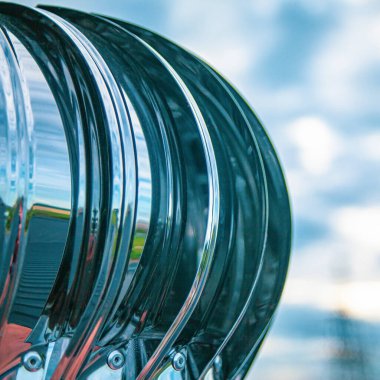 Binanın çatısında paslanmaz çelik saptırıcı var. Egzoz sistemi ve tedarik vanasına bağlı. Endüstriyel atölyede havalandırma işlevini yerine getiriyor.