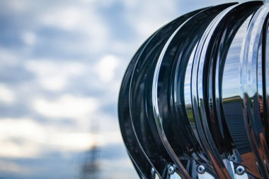 Binanın çatısında paslanmaz çelik saptırıcı var. Egzoz sistemi ve tedarik vanasına bağlı. Endüstriyel atölyede havalandırma işlevini yerine getiriyor.