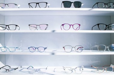 Katılımcı raflar moda gözlük optik dükkanında bir duvara gösterilen oluşan gözlük 