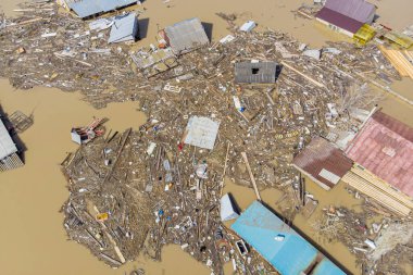 İlkbaharda, büyük bir şehrin banliyölerinde, özel sektör ve ev arazilerinin sel baskınıyla sel baskınına uğruyor.