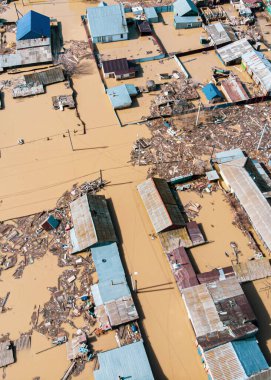 İlkbaharda, büyük bir şehrin banliyölerinde, özel sektör ve ev arazilerinin sel baskınıyla sel baskınına uğruyor.