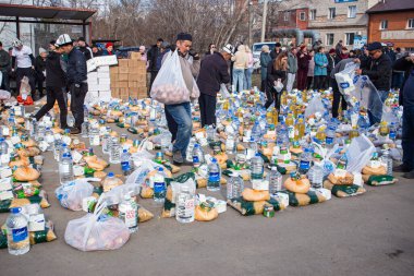 05 Mayıs 2024 Petropavlovsk Kazakistan, Tehlikeli bir durum rejimi altında insani yardım paketleri alan insanlar