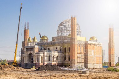 Boş bir arsaya bir cami inşaatı