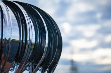 Binanın çatısında paslanmaz çelik saptırıcı var. Egzoz sistemi ve tedarik vanasına bağlı. Endüstriyel atölyede havalandırma işlevini yerine getiriyor.