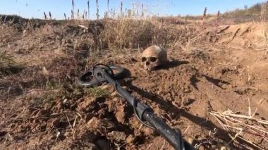 Metal dedektörüyle yapılan bir araştırmada antik insanların ve Neandertallerin son yüzyıllarda yaşadığı bozkırlarda ve çöllerde bir insan kafatası bulundu.